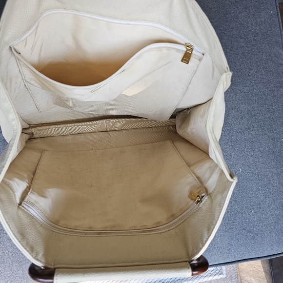 CHANEL Caviar Tote w/wooden handles - Picture 4 of 7